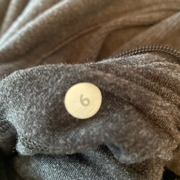 Lululemon Under Wraps Pullover
Heathered Black size 6 hoodie sweatshirt - Picture 4 of 15